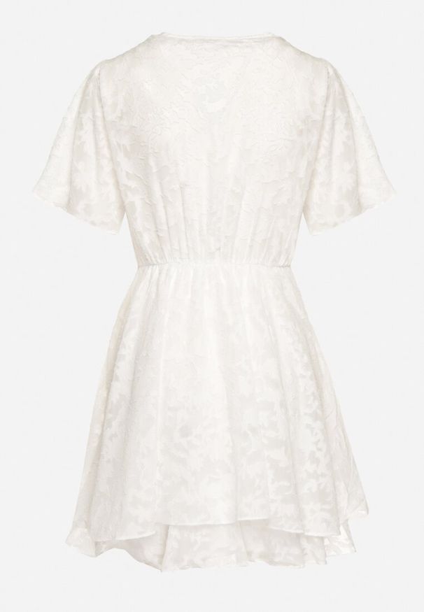 Born2be - Biała Sukienka o Rozkloszowanym Kroju z Dekoltem Zapinanym na Napy Uzimira. Okazja: do pracy. Typ kołnierza: dekolt w kształcie V. Kolor: biały. Styl: klasyczny