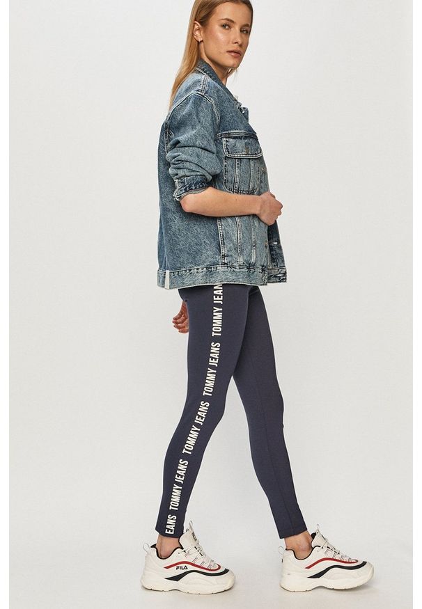 Tommy Jeans - Legginsy. Stan: podwyższony. Kolor: niebieski. Materiał: dzianina