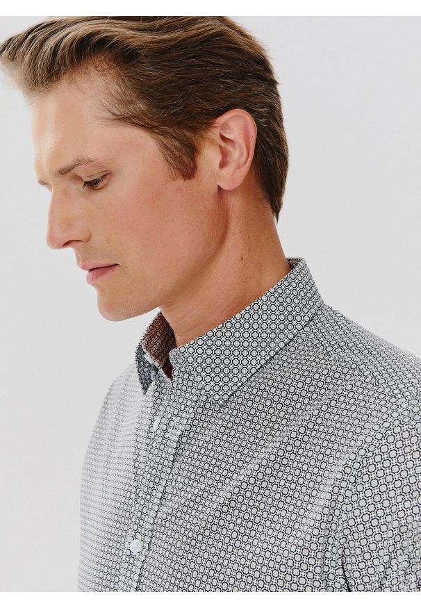 Pako Lorente - PAKO LORENTE – Ciemna koszula męska w geometryczny wzór. Materiał: elastan, bawełna. Długość rękawa: długi rękaw. Długość: długie. Wzór: geometria