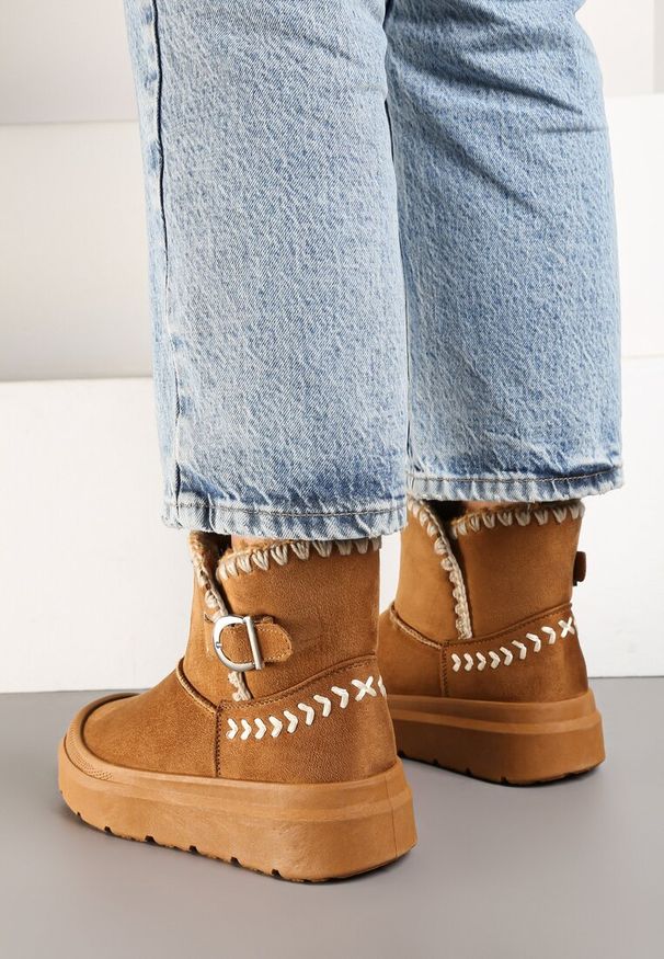 Born2be - Brązowe Śniegowce na Grubej Podeszwie z Haftem i Klamrą Pirira. Okazja: na co dzień. Zapięcie: klamry. Kolor: brązowy. Materiał: jeans, wełna. Wzór: haft. Sezon: zima. Styl: elegancki, casual