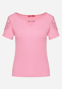 Born2be - Fuksjowy Bawełniany T-shirt z Łańcuszkiem i Koronką Liraveira. Okazja: na co dzień. Typ kołnierza: okrągły. Kolor: różowy. Materiał: bawełna, koronka. Długość rękawa: krótki rękaw. Długość: krótkie. Wzór: koronka. Styl: klasyczny, elegancki, casual