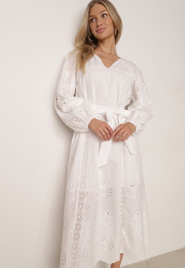 Born2be - Biała Bawełniana Sukienka Boho z Paskiem Haftem i Ażurowymi Wstawkami Orilise. Okazja: na co dzień, do pracy, na randkę. Kolor: biały. Materiał: bawełna. Długość rękawa: długi rękaw. Wzór: ażurowy, haft. Typ sukienki: proste. Styl: boho