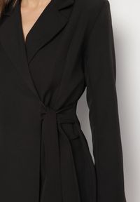 Born2be - Czarna Kopertowa Sukienka z Imitacją Kieszeni Talriti. Kolor: czarny. Typ sukienki: kopertowe. Styl: elegancki #2