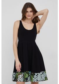 Desigual sukienka kolor czarny mini rozkloszowana. Kolor: czarny. Materiał: dzianina, bawełna. Długość rękawa: na ramiączkach. Typ sukienki: rozkloszowane. Długość: mini