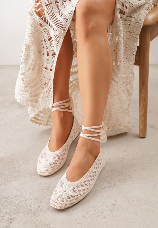 Renee - Beżowe Boho Balerinki VICES z Szydełkową Cholewką i Wiązaniem Wokół Kostki Arriria. Okazja: na co dzień. Kolor: beżowy. Materiał: len. Szerokość cholewki: normalna. Wzór: aplikacja. Sezon: lato. Styl: boho