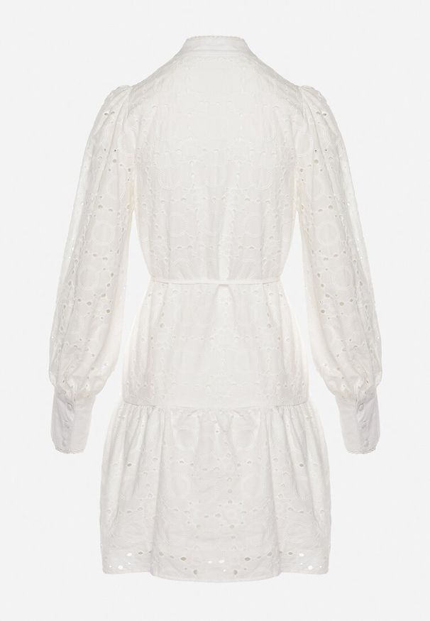 Born2be - Biała Taliowana Sukienka Bawełniana z Materiałowym Paskiem i Ażurowymi Rękawami Kluriona. Okazja: na co dzień. Typ kołnierza: dekolt w serek. Kolor: biały. Materiał: materiał, bawełna. Wzór: ażurowy. Typ sukienki: proste. Styl: elegancki, casual