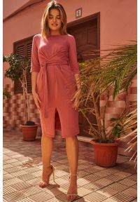 Sukienki.shop - Sukienka dopasowana z rozcięciem i wiązaniem różowa bawełna. Okazja: na co dzień, do pracy. Kolor: różowy. Materiał: bawełna. Styl: casual #4