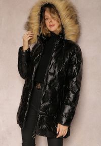 Renee - Czarna Kurtka Metaliczna z Futrzanym Kapturem Kajol. Okazja: na co dzień, na spacer. Kolor: czarny. Materiał: futro. Styl: casual, elegancki
