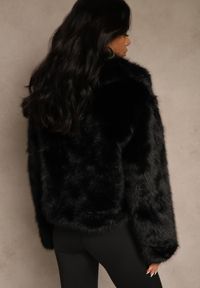 Renee - Czarna Kurtka Futerko Ozdobione Kołnierzem Wedarea. Okazja: na imprezę. Kolor: czarny. Materiał: futro. Wzór: aplikacja. Styl: elegancki #5