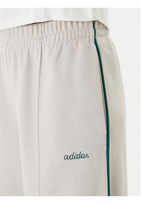 Adidas - adidas Spodnie dresowe Seasonal Essentials Colourpop JZ0192 Beżowy Regular Fit. Kolor: beżowy. Materiał: bawełna #3