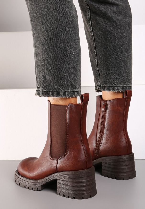 Born2be - Brązowe Botki w Stylu Sztybletów na Obcasie z Elastyczną Wstawką Rexanora. Okazja: na co dzień. Kolor: brązowy. Materiał: jeans. Sezon: jesień. Obcas: na obcasie. Styl: wizytowy, casual, elegancki, klasyczny, rockowy. Wysokość obcasa: średni
