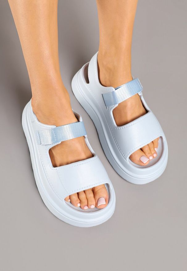 Renee - Jasnoniebieskie Sandały z Pianki na Platformie Zapinane na Rzep Rosavinea. Zapięcie: rzepy. Kolor: niebieski. Materiał: jeans. Obcas: na platformie. Styl: elegancki