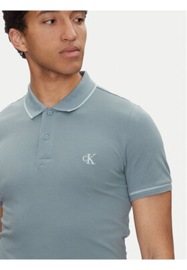 Calvin Klein Jeans Polo J30J315603 Niebieski Slim Fit. Typ kołnierza: polo. Kolor: niebieski. Materiał: bawełna
