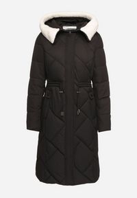 Born2be - Czarna Pikowana Kurtka z Kapturem i Ozdobnym Kołnierzem Ściągana w Pasie Ellarisa. Typ kołnierza: kaptur. Kolor: czarny. Materiał: wełna, jeans. Styl: elegancki #4