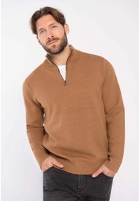 Volcano - Sweter ze stójką S-JOIN. Typ kołnierza: kołnierzyk stójkowy. Kolekcja: plus size. Kolor: kremowy. Materiał: wiskoza, skóra, poliester, poliamid, włókno. Styl: klasyczny