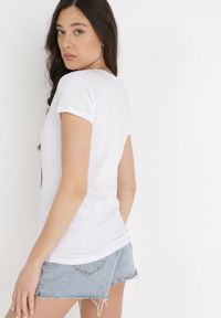 Born2be - Biały T-shirt Typhatea. Kolor: biały. Materiał: bawełna, materiał. Długość rękawa: krótki rękaw. Długość: krótkie. Wzór: nadruk, aplikacja, kolorowy. Styl: wakacyjny