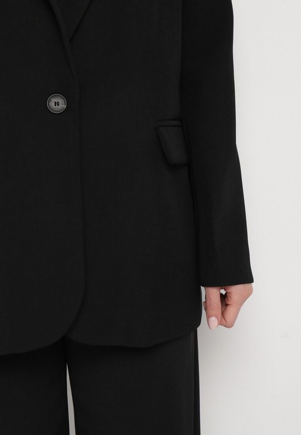 Born2be - Czarna Pudełkowa Marynarka z Kieszeniami z Klapami i Guzikiem Marviana. Kolor: czarny