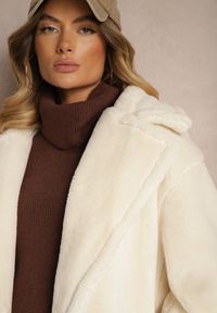 Renee - Jasnobeżowy Długi Płaszcz w Stylu Futerka Deozola. Okazja: na co dzień. Kolor: beżowy. Materiał: futro. Długość: długie. Styl: elegancki, wizytowy, casual #5
