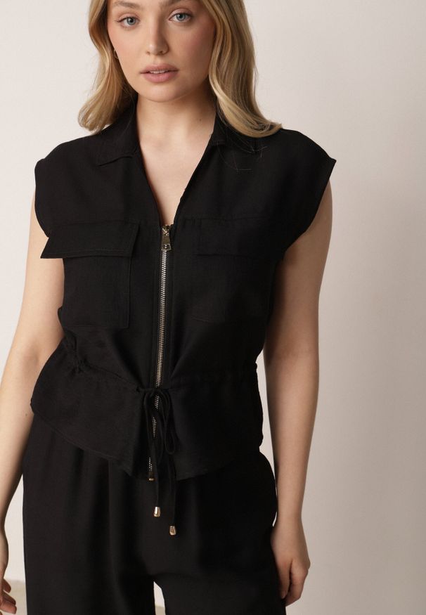 Born2be - Czarny Wiskozowy Komplet w Stylu Safari Spodnie i Bluzka na Suwak z Wiązaniem Iphisei. Kolor: czarny. Materiał: wiskoza