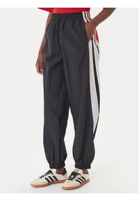 Adidas - adidas Spodnie dresowe Sport Santiago KC9116 Czarny Loose Fit. Kolor: czarny. Materiał: syntetyk #1