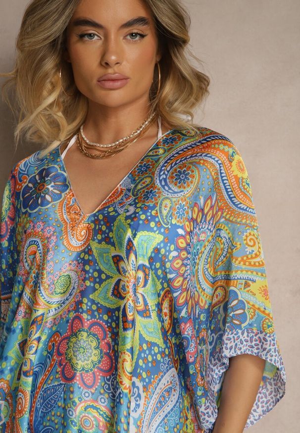 Renee - Niebieskie Wiskozowe Ponczo z Jedwabiem i Abstrakcyjnym Wzorem Sadellis. Okazja: na plażę. Kolor: niebieski. Materiał: jedwab, wiskoza. Styl: elegancki