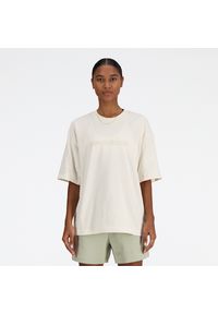 Koszulka damska New Balance WT41555LIN – beżowa. Kolor: beżowy. Materiał: bawełna. Wzór: napisy #1