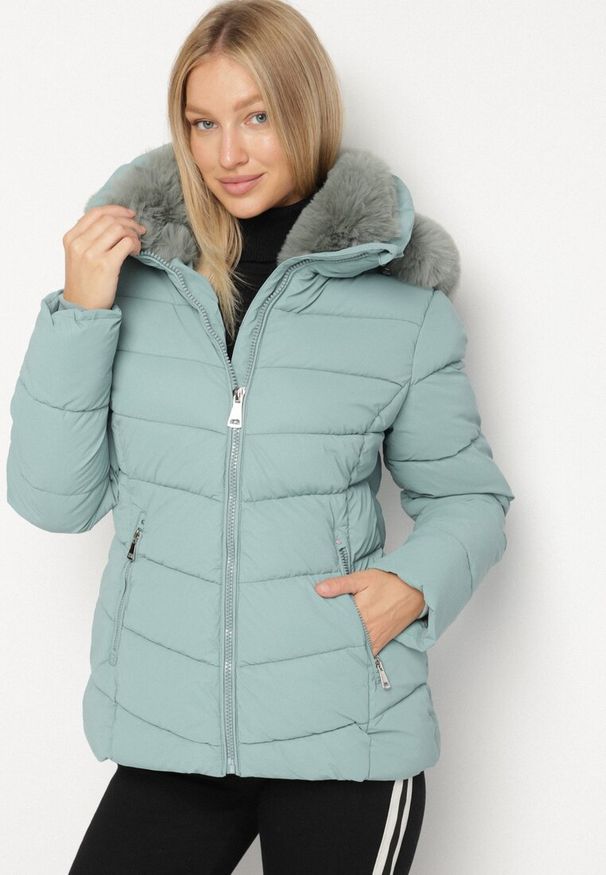 Born2be - Jasnozielona Taliowana Kurtka z Pikowanymi Przeszyciami i Kapturem z Futerkiem Olennea. Okazja: do pracy, na co dzień, na spotkanie biznesowe. Kolor: zielony. Materiał: futro. Styl: casual, klasyczny, biznesowy