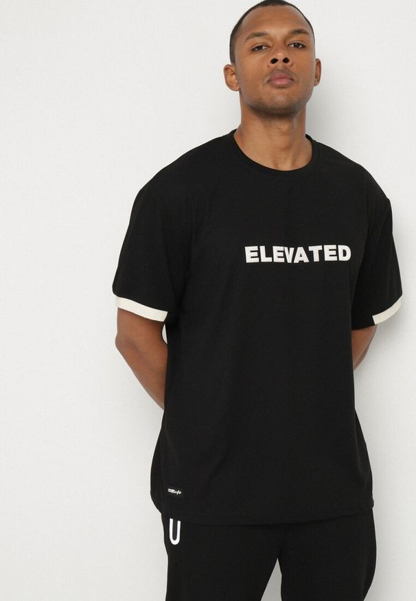 Born2be - Czarna Koszulka T-shirt z Napisem ELAVATED Kolianis. Okazja: na co dzień. Kolor: czarny. Wzór: napisy. Styl: casual, klasyczny