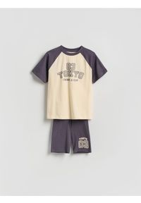 Reserved - Sportowy komplet z nadrukiem - wielobarwny. Materiał: dzianina, bawełna. Wzór: nadruk. Styl: sportowy #1