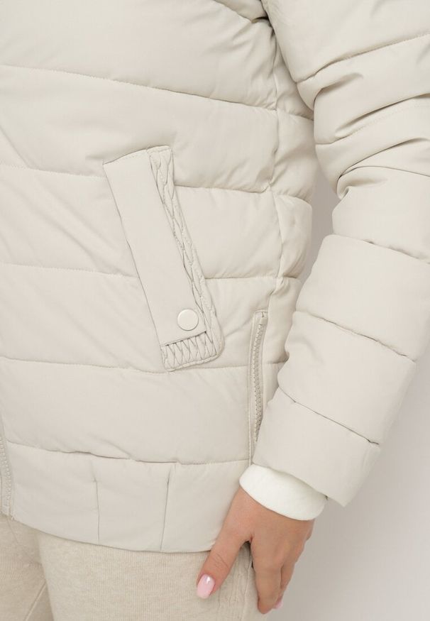 Born2be - Jasnobeżowa Pikowana Kurtka ze Ściągaczem w Pasie i Odpinanym Kapturem Valentissa. Okazja: na co dzień. Kolor: beżowy. Materiał: jeans. Styl: klasyczny, casual
