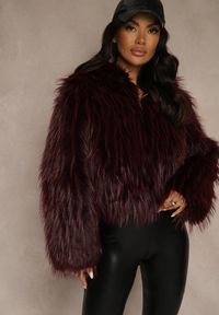 Renee - Bordowa Kurtka Futerko z Kapturem i Zapięciem na Suwak Zetora. Okazja: na co dzień. Typ kołnierza: kaptur. Kolor: czerwony. Materiał: futro. Wzór: gładki. Styl: casual, street #1