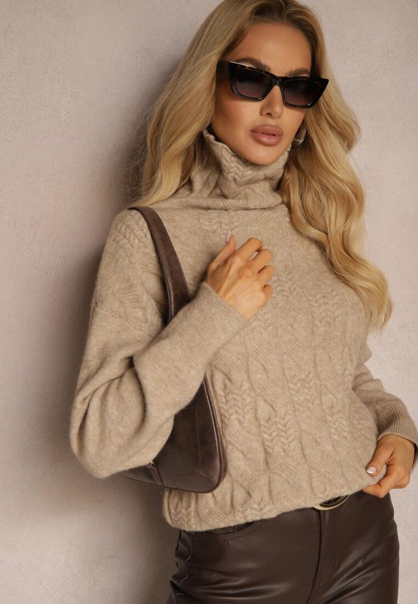 Renee - Ciemnobeżowy Casualowy Golf z Tłoczonym Wzorem Daivyn. Okazja: na co dzień. Typ kołnierza: golf. Kolor: beżowy. Materiał: jeans. Wzór: aplikacja. Styl: casual