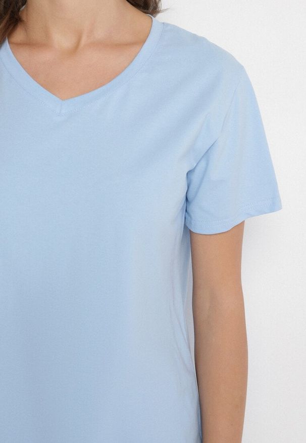 Born2be - Jasnoniebieski Bawełniany T-shirt z Trójkątnym Dekoltem Nelirna. Okazja: na co dzień. Kolor: niebieski. Materiał: bawełna. Styl: casual