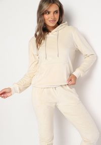 Born2be - Jasnobeżowy Welurowy Komplet Dresowy Bluza z Kapturem Spodnie z Gumką w Talii Ilseria. Kolor: beżowy. Materiał: welur, dresówka #7