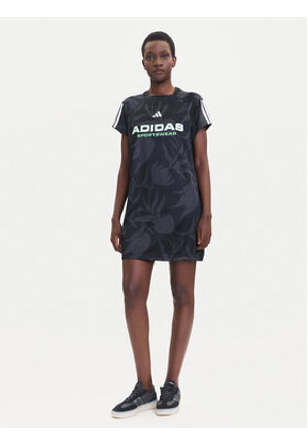 Adidas - adidas Sukienka codzienna Tiro x Common Goal Graphic JL7638 Czarny Loose Fit. Okazja: na co dzień. Kolor: czarny. Materiał: syntetyk. Typ sukienki: proste. Styl: casual