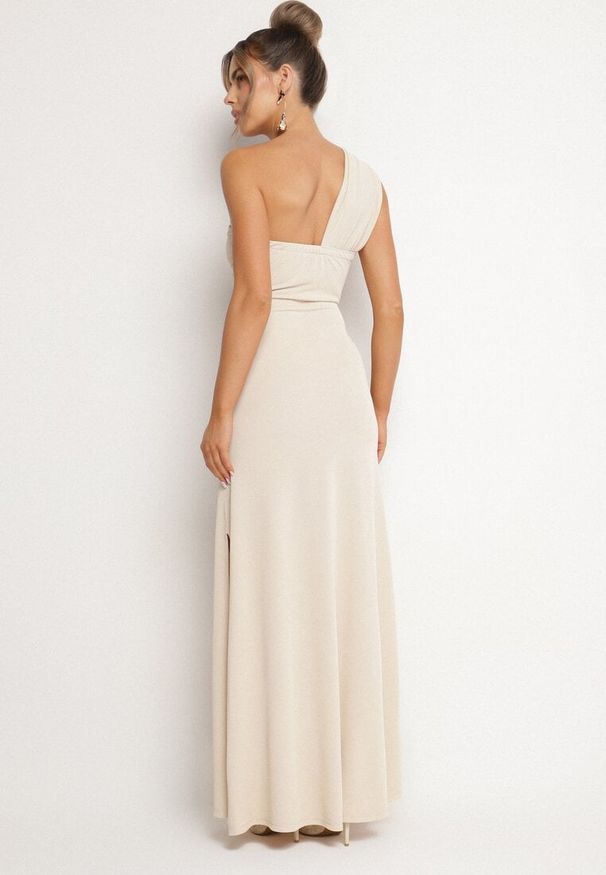 Born2be - Beżowa Koktajlowa Taliowana Sukienka na Jedno Ramię z Metaliczną Ozdobą Divalline. Okazja: na imprezę. Kolor: beżowy. Wzór: aplikacja. Typ sukienki: asymetryczne. Styl: wizytowy