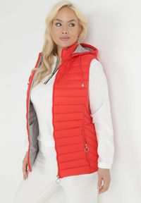 Born2be - Czerwona Kamizelka z Kapturem Pikowana Cotra. Okazja: na co dzień. Typ kołnierza: kaptur. Kolekcja: plus size. Kolor: czerwony. Długość: długie. Materiał: materiał. Długość rękawa: długi rękaw. Sezon: jesień, wiosna. Styl: casual #5