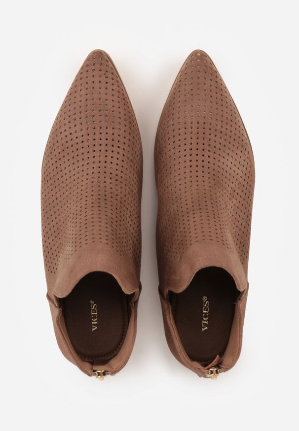 Born2be - Brązowe Ażurowe Botki Vices na Płaskiej Podeszwie z Ozdobnym Wycięciem Selenith. Okazja: na co dzień. Kolor: brązowy. Materiał: jeans. Wzór: ażurowy. Obcas: na płaskiej podeszwie. Styl: elegancki, klasyczny, casual