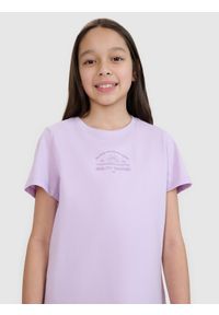 4f - 4F T-shirt regular z nadrukiem dziewczęcy - fioletowy 128 (7-8 lat). Okazja: na plażę, na co dzień. Kolor: fioletowy. Materiał: bawełna, materiał, jersey. Długość rękawa: krótki rękaw. Długość: krótkie. Wzór: nadruk. Sezon: lato. Styl: klasyczny, sportowy, casual