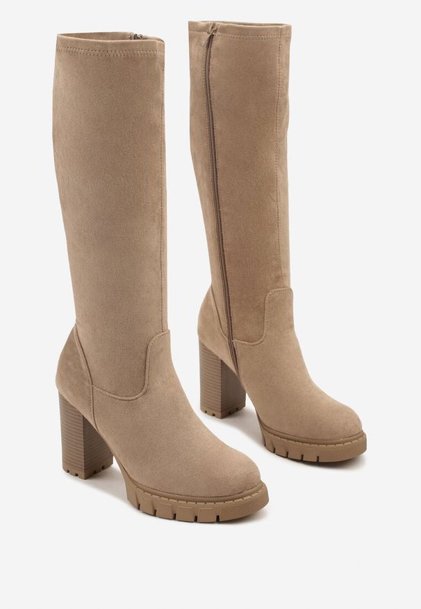 Renee - Ciemnobeżowe Kozaki z Imitacji Zamszu na Obcasie Typu Słupek Rilaresa. Kolor: beżowy. Materiał: zamsz. Obcas: na obcasie. Wysokość obcasa: średni