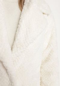 Born2be - Biały Płaszcz z Pikowanym Futerkiem i Wsuwanymi Kieszeniami Vertika. Okazja: na co dzień. Kolor: biały. Materiał: futro. Długość rękawa: długi rękaw. Długość: długie. Styl: wizytowy, casual #2