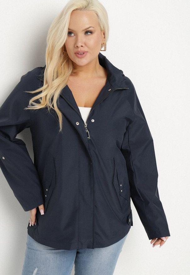 Born2be - Granatowa Kurtka Typu Wiatrówka z Podwijanymi Rękawami i Odpinanym Kapturem Adivlis. Okazja: na co dzień. Kolor: niebieski. Materiał: jeans. Styl: klasyczny, casual