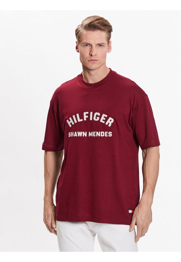 TOMMY HILFIGER - Tommy Hilfiger T-Shirt Archive MW0MW31189 Bordowy Relaxed Fit. Kolor: czerwony. Materiał: bawełna
