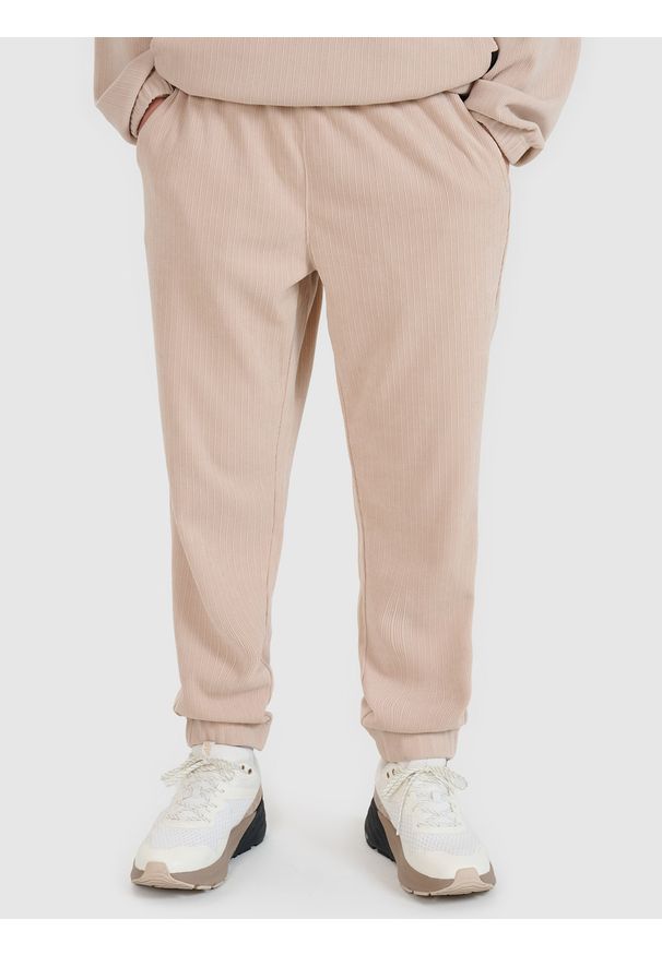 4f - 4F Spodnie dresowe joggery męskie - beżowe M. Kolor: beżowy. Materiał: dresówka