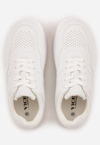 Renee - Białe Sneakersy VICES na Platformie Ozdobione Perforacją i Napisem Ceznella. Okazja: na co dzień. Kolor: biały. Materiał: jeans, dresówka. Wzór: aplikacja, napisy. Obcas: na platformie #4