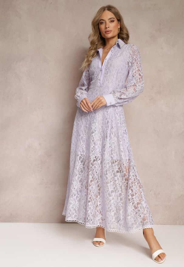 Renee - Fioletowa Koszulowa Sukienka Maxi z Ozdobnymi Guzikami i Cyrkoniami z Koronkowej Tkaniny Armina. Kolor: fioletowy. Materiał: koronka, tkanina. Długość rękawa: długi rękaw. Typ sukienki: koszulowe. Długość: maxi