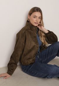 Born2be - Ciemnobeżowa Kurtka w Stylu Bomberki z Ozdobnymi Guzikami Polimi. Okazja: na co dzień. Kolor: beżowy. Materiał: jeans. Styl: casual #3