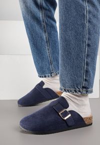 Renee - Granatowe Klapki Ozdobione Klamrą na Pasku Zelevelis. Okazja: na co dzień. Kolor: niebieski. Materiał: jeans. Wzór: aplikacja. Obcas: na obcasie. Styl: elegancki, casual. Wysokość obcasa: niski #4