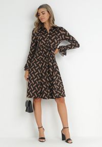Born2be - Brązowa Sukienka Koszulowa w Geometryczny Wzór Looroc. Okazja: do pracy, na spotkanie biznesowe. Typ kołnierza: dekolt w serek. Kolor: brązowy. Długość rękawa: długi rękaw. Wzór: geometria. Typ sukienki: koszulowe. Styl: biznesowy, klasyczny #2
