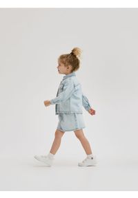 Reserved - Jeansowa spódnica z aplikacją - niebieski. Kolor: niebieski. Materiał: jeans. Wzór: aplikacja #1